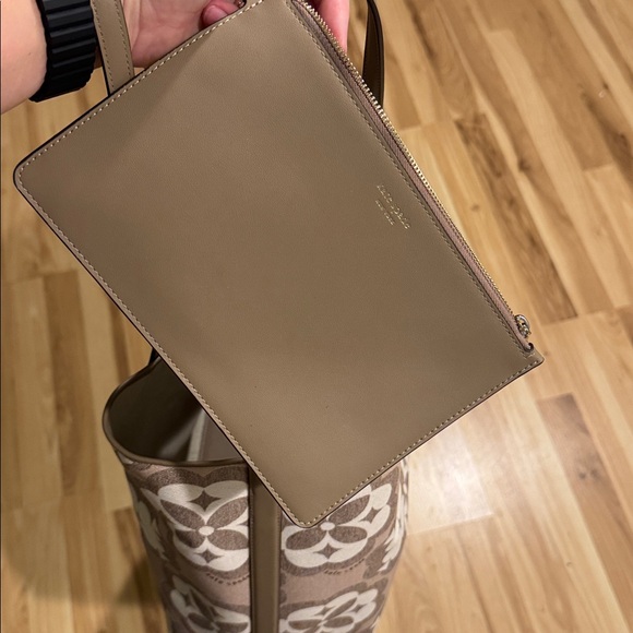 Kate Spade Tan and White Floral Tote - Picture 6 of 9